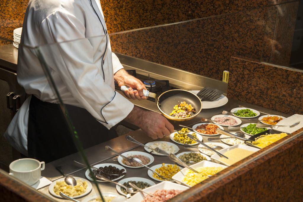 Hotel Windsor Plaza Brasilia Exterior foto A chef preparing a salad bar